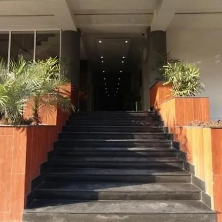 Furnished One-Bedroom Apartment For Rent ลาฮอร์ ภายนอก รูปภาพ