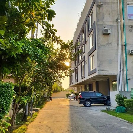 Furnished One-Bedroom Apartment For Rent ลาฮอร์ ภายนอก รูปภาพ